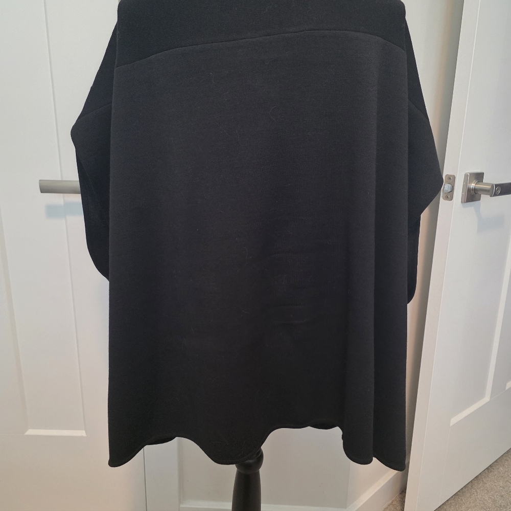St. John Collection Black Wool Cape with Leather Trim - Picture 4 of 7